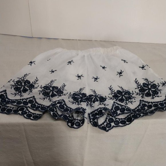 NWT Zaful Embroidered Shorts-Medium - Picture 1 of 3